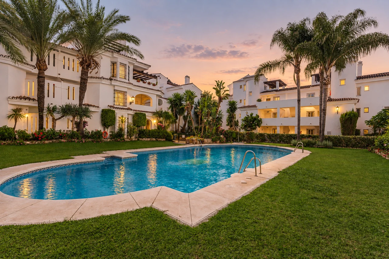 Los Naranjos de Marbella apartment — portada de atardecer retocada digitalmente