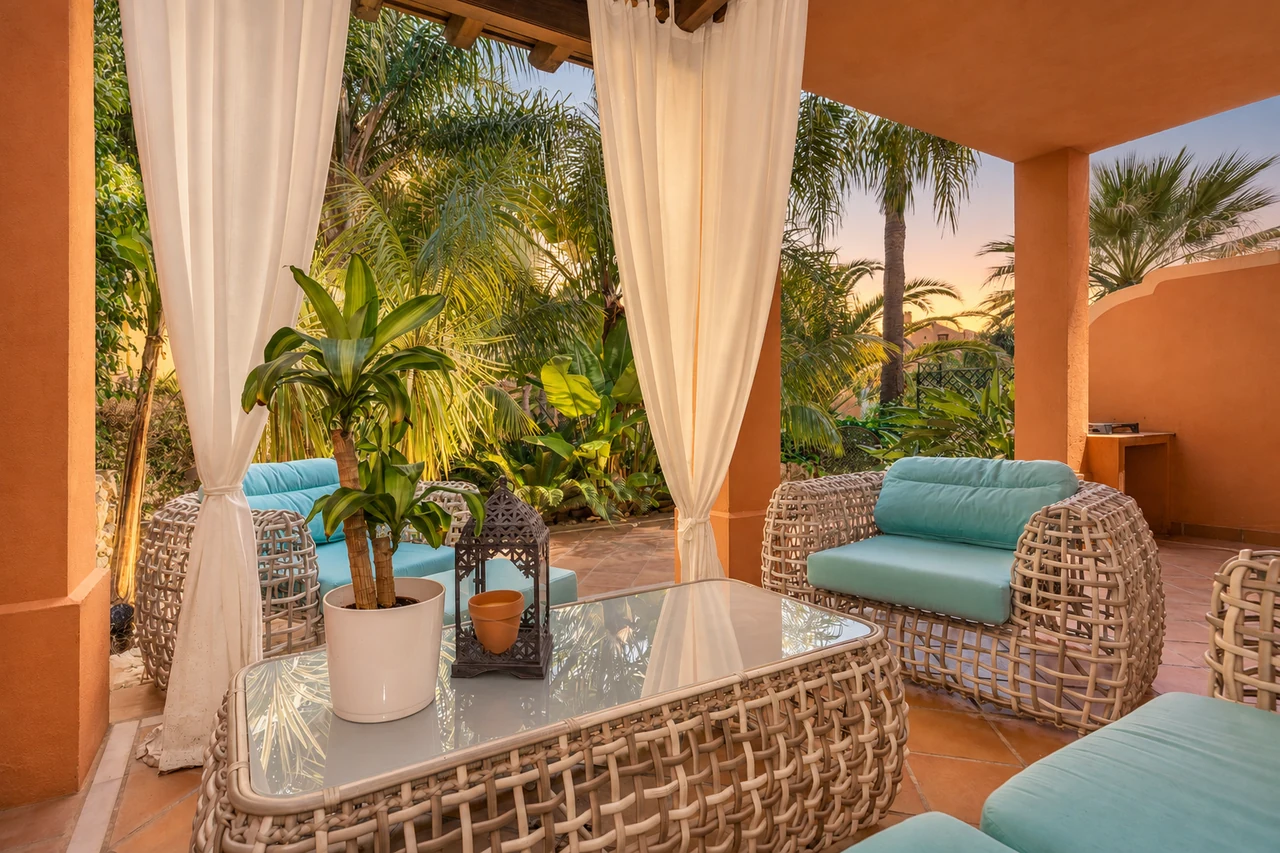 Golden Mile townhouse · 3 bedrooms — portada de atardecer retocada digitalmente
