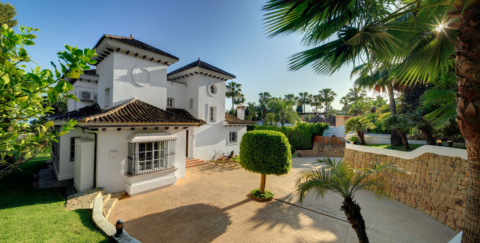 Golden Mile villa — original photograph 25